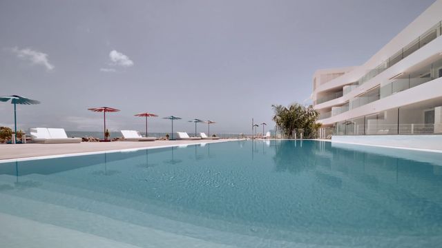 Pool mit Blick auf den Atlantik in den Domes Baobab Suites in Adeje auf Teneriffa