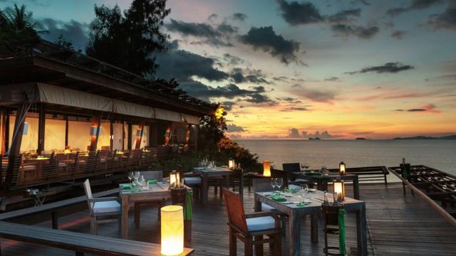 Restaurantterrasse über dem Meer bei Sonnenuntergang im Six Senses Samui