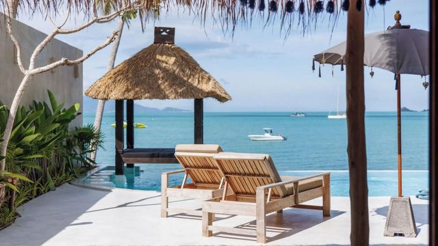 Pool mit Strohschirmen und Meerblick im Karma Resort in Bophut, Koh Samui