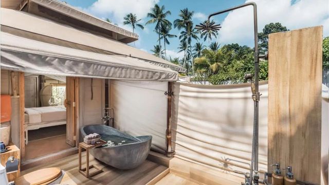 Zeltvilla mit freistehender Badewanne im Freien im Khwan Beach Resort in Mae Nam