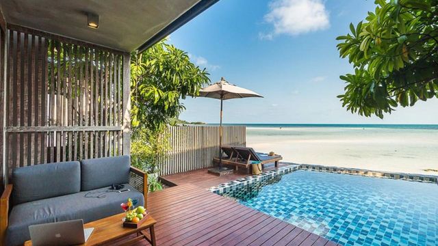 Infinity-Pool am Strand im Casa De Mar am Nordende des Chaweng Beach