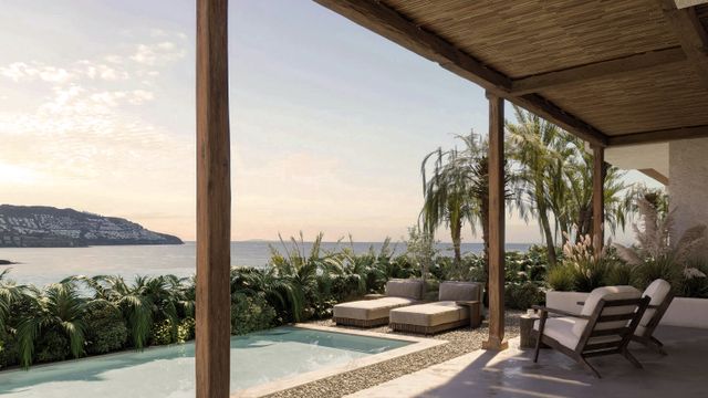 Terrasse mit Pool und Liegen unter einem Holzdach mit Meerblick im OKU Bodrum