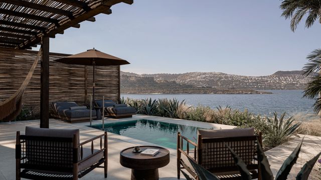 Suite mit Privatpool und Pergola im OKU Bodrum mit Blick über die Bucht