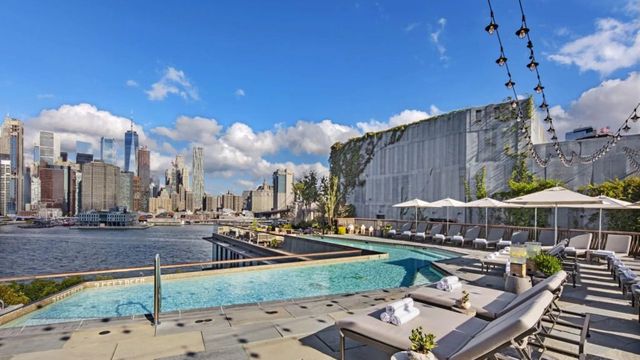 Pool Boho Style mit Blick auf Skyline New York