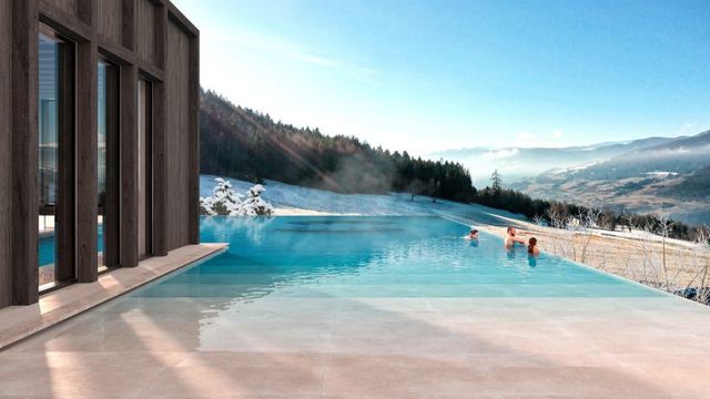 AKI Family Resort PLOSE Pool mit Blick auf die Berge