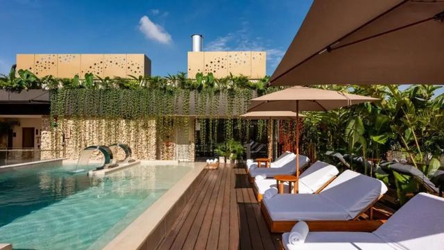 Rooftop Pool mit Liegen vom El cielo Hotel Luxury Medellin