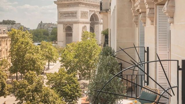 Balkon im Boho Look HOTEL MISS FULLER Paris