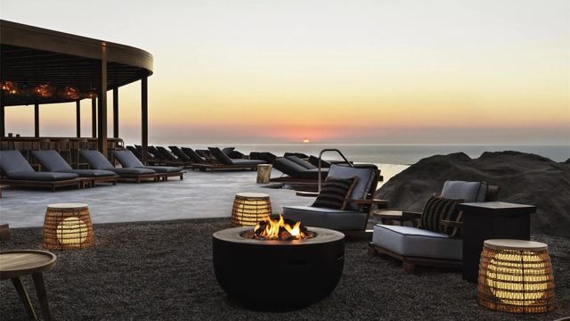 Liegen im Boho Style Magma Resort Santorini, Part of The Unbound Collection By Hyatt