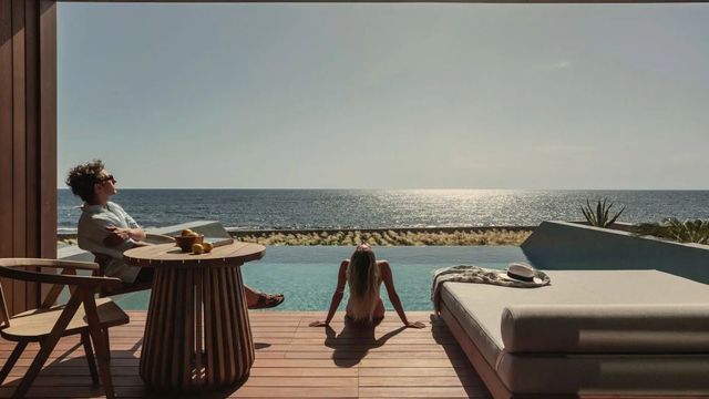 Paar am Pool mit Meerblick Meraviglia Slow Living