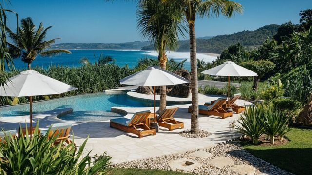 NIHI Sumba Boho Style Pool mit Meerblick