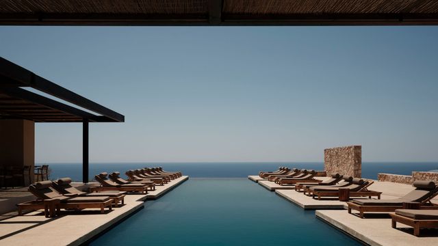 Haupt Pool des Gundari Hotel mit Meerblick