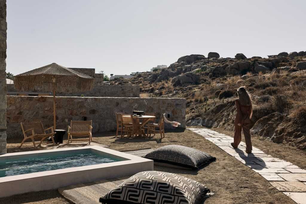 Frau am Pool vom Naxian Rhapsody