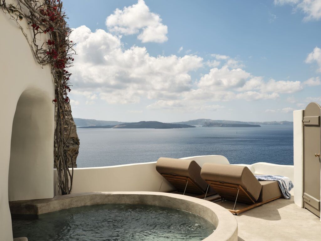 Poolsuite mit Blick auf die Caldera