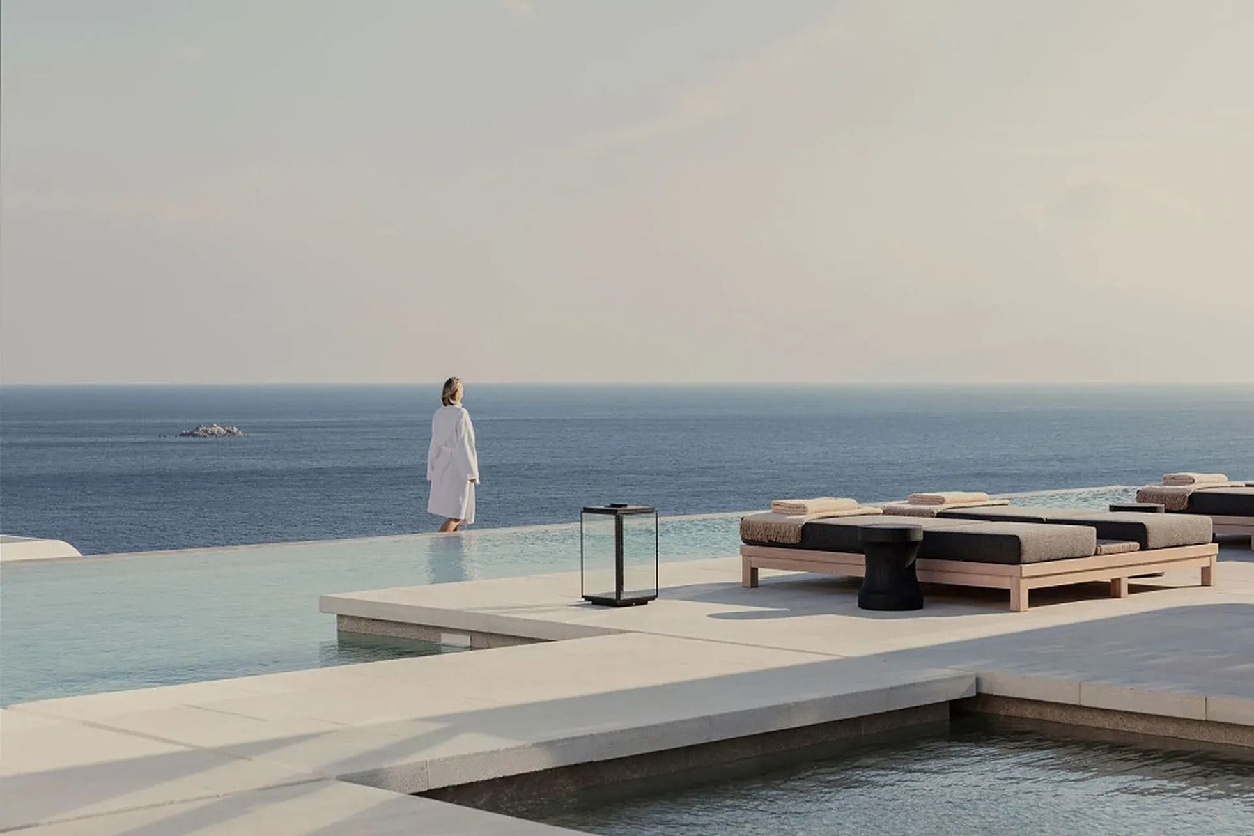 Infinity-Pool mit Meerblick auf die Ägäis in einem Boho-Luxushotel auf Mykonos